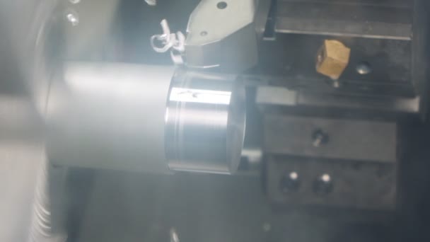 Metal torna tezgahı. Yüksek hassasiyetli metal parçaları üretimi — Stok video