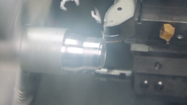 Metalldrehbank in Großaufnahme. Produktion von hochpräzisen Metallteilen — Stockvideo