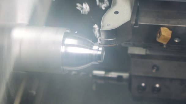 Logam lathe close-up. produksi bagian logam presisi tinggi — Stok Video