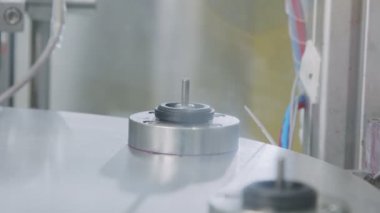 Gelişmiş robotik makine otomatik montaj hattında parça üretiyor