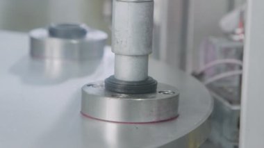 Gelişmiş robotik makine otomatik montaj hattında parça üretiyor