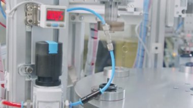 Gelişmiş robotik makine otomatik montaj hattında parça üretiyor