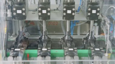 Gelişmiş robotik makine otomatik montaj hattında parça üretiyor