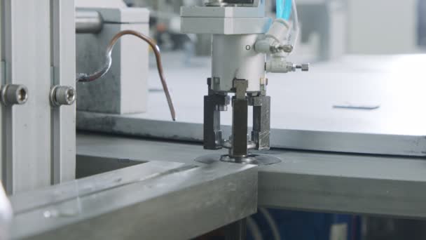 Pokročilá robotická strojní výroba dílů v automatizované montážní lince — Stock video