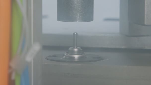 Piezas de fabricación de máquinas robóticas avanzadas en una línea de montaje automatizada — Vídeos de Stock