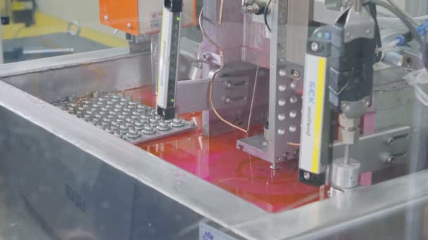 Передові деталі виробництва роботизованих машин в автоматизованій складальній лінії — стокове відео
