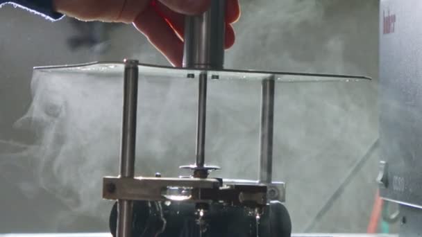 Movimento lento de testes de alta temperatura de uma peça metálica — Vídeo de Stock