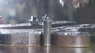 Büyük bir endüstriyel yumruk baskı levhası metal parçalar oluşturur