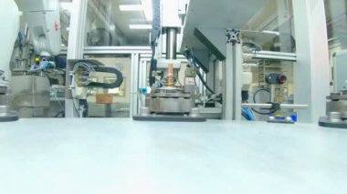 Gelişmiş robotik makine otomatik montaj hattında parça üretiyor
