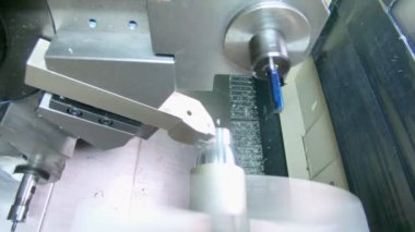 Metal torna tezgahı. Yüksek hassasiyetli metal parçaları üretimi