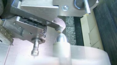 Metal torna tezgahı. Yüksek hassasiyetli metal parçaları üretimi