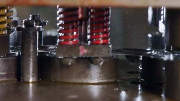 Egy nagy ipari lyukasztó prés alkotó lemez fém alkatrészek — Stock videók