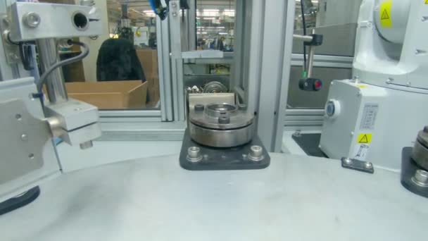 Piezas de fabricación de máquinas robóticas avanzadas en una línea de montaje automatizada — Vídeo de stock