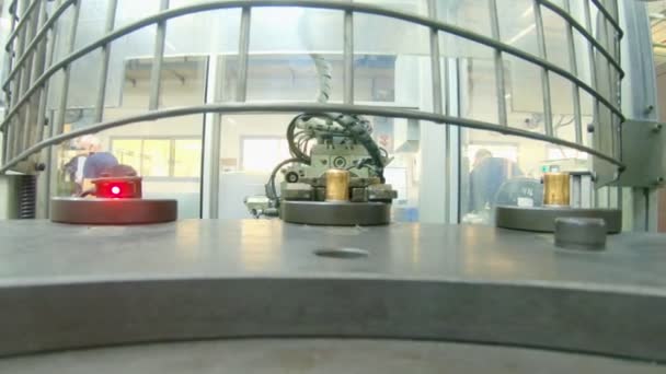自动化装配线中制造零件的先进机器人机器 — 图库视频影像