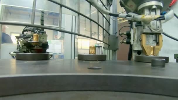 Передові деталі виробництва роботизованих машин в автоматизованій складальній лінії — стокове відео