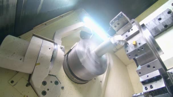 Металева токарна верстат крупним планом. виробництво високоточних металевих деталей — стокове відео