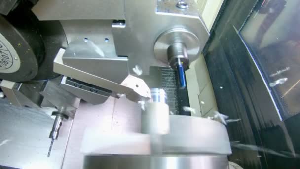 Metal lathe close-up. produção de peças metálicas de alta precisão — Vídeo de Stock