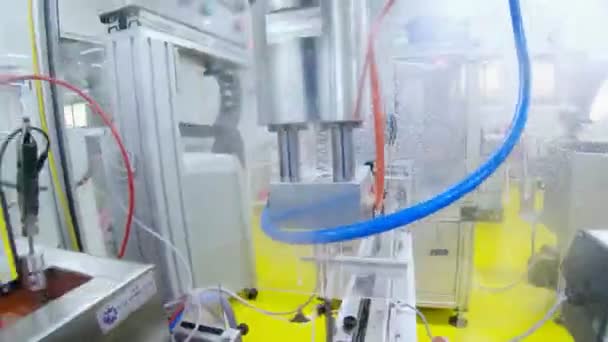 Linha robótica numa fábrica. Robô colocando peças metálicas — Vídeo de Stock