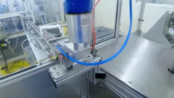 Ligne robotique dans une usine de fabrication. Robot plaçant des pièces métalliques — Video