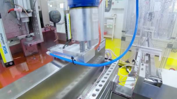 Linha robótica numa fábrica. Robô colocando peças metálicas — Vídeo de Stock