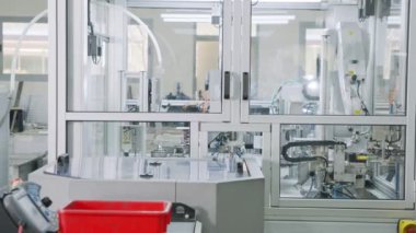 Gelişmiş robotik makine otomatik montaj hattında parça üretiyor