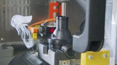 Gelişmiş robotik makine otomatik montaj hattında parça üretiyor