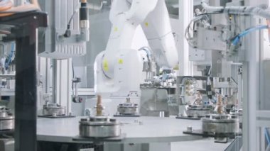 Gelişmiş robotik makine otomatik montaj hattında parça üretiyor
