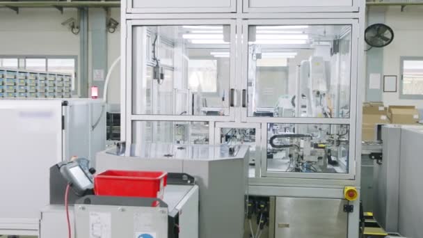 Geavanceerde robot machine productie onderdelen in een geautomatiseerde assemblagelijn — Stockvideo