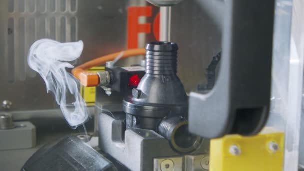 Piezas de fabricación de máquinas robóticas avanzadas en una línea de montaje automatizada — Vídeos de Stock