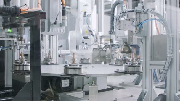 Geavanceerde robot machine productie onderdelen in een geautomatiseerde assemblagelijn — Stockvideo