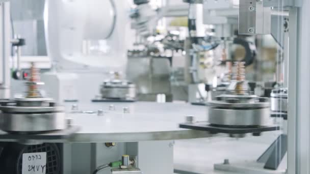Avancerade delar till robotmaskinstillverkning i en automatiserad monteringslinje — Stockvideo