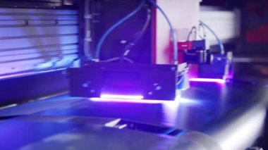 Büyük biçimli yazıcı yüksek hızda bir rulo kağıda yazdırıyor