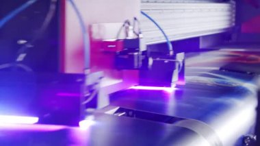 Büyük biçimli yazıcı yüksek hızda bir rulo kağıda yazdırıyor
