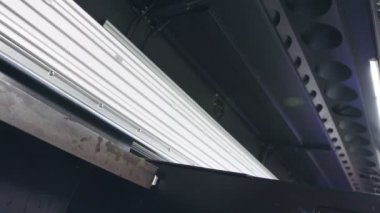 Büyük biçimli yazıcı yüksek hızda bir rulo kağıda yazdırıyor