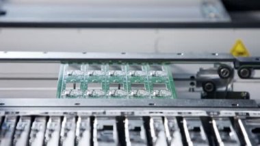 SMT makinesi rezistörler, kapasitörler, transistörler, LED ve entegre devreleri yüksek hızda devre kartlarına yerleştirir