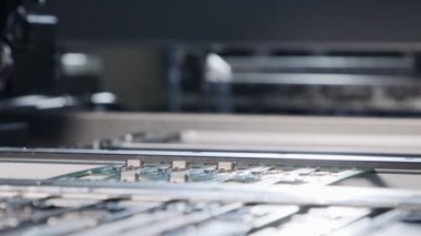SMT makinesi rezistörler, kapasitörler, transistörler, LED ve entegre devreleri yüksek hızda devre kartlarına yerleştirir