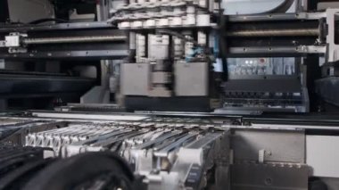 SMT makinesi rezistörler, kapasitörler, transistörler, LED ve entegre devreleri yüksek hızda devre kartlarına yerleştirir