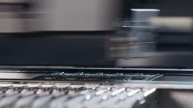 SMT makinesi rezistörler, kapasitörler, transistörler, LED ve entegre devreleri yüksek hızda devre kartlarına yerleştirir