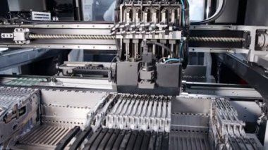 SMT makinesi rezistörler, kapasitörler, transistörler, LED ve entegre devreleri yüksek hızda devre kartlarına yerleştirir