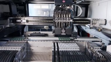 SMT makinesi rezistörler, kapasitörler, transistörler, LED ve entegre devreleri yüksek hızda devre kartlarına yerleştirir