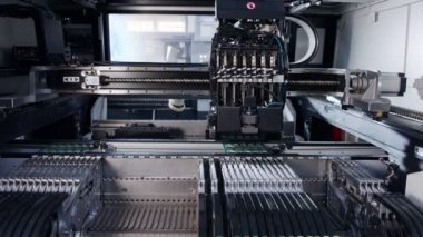 SMT makinesi rezistörler, kapasitörler, transistörler, LED ve entegre devreleri yüksek hızda devre kartlarına yerleştirir