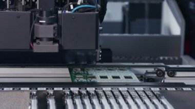 SMT makinesi rezistörler, kapasitörler, transistörler, LED ve entegre devreleri yüksek hızda devre kartlarına yerleştirir