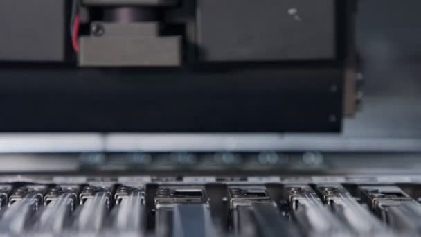 SMT-machine plaatst weerstanden, condensatoren, transistoren, LED en geïntegreerde schakelingen op printplaten met hoge snelheid — Stockvideo