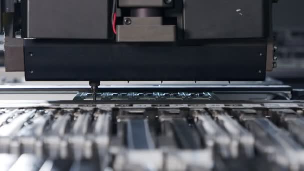 SMT-machine plaatst weerstanden, condensatoren, transistoren, LED en geïntegreerde schakelingen op printplaten met hoge snelheid — Stockvideo