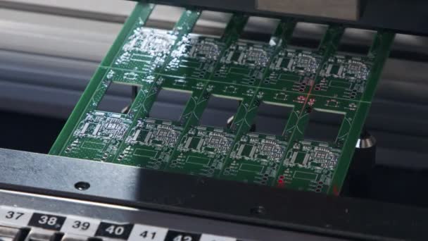 La máquina SMT coloca resistencias, condensadores, transistores, led y circuitos integrados en placas de circuitos a alta velocidad — Vídeo de stock