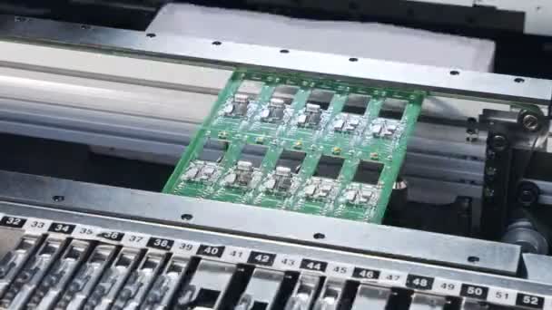 SMT-machine plaatst weerstanden, condensatoren, transistoren, LED en geïntegreerde schakelingen op printplaten met hoge snelheid — Stockvideo