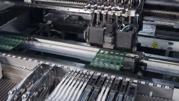 SMT-machine plaatst weerstanden, condensatoren, transistoren, LED en geïntegreerde schakelingen op printplaten met hoge snelheid — Stockvideo