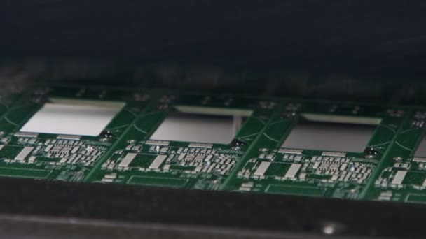 Машина SMT розміщує резистори, конденсатори, транзистори, світлодіодні та інтегральні схеми на друкованих платах з високою швидкістю — стокове відео