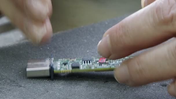 PCB panosundaki elektronik bileşenlerin elle lehimlenmesi. — Stok video