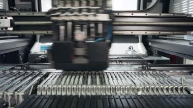 SMT makinesi rezistörler, kapasitörler, transistörler, LED ve entegre devreleri yüksek hızda devre kartlarına yerleştirir